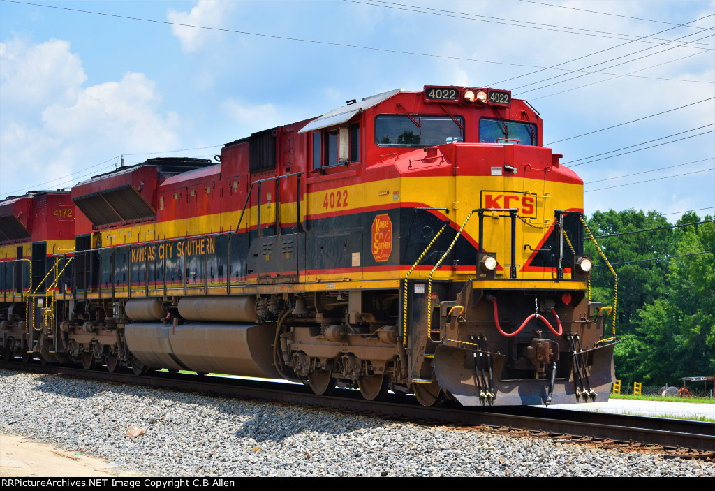 KCS 4022 Leads a WB Manifest